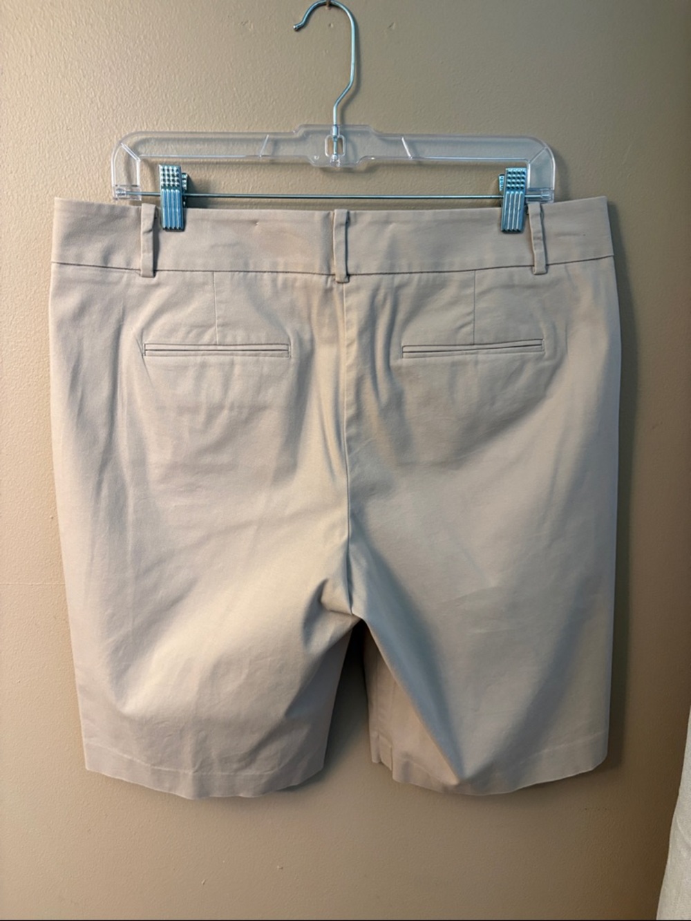 Ann Taylor Boardwalk Bermuda light tan size 10 - Picture 5 of 6